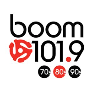 Logotipo de la emisora ​​de radio CJSS Boom 101.9 FM