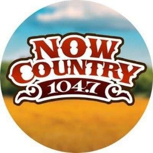Logotipo de la emisora ​​de radio CIUR Now Country 104.7 FM